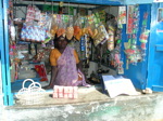 En bas de l'échelle, on trouve de minuscules échoppes comme celle-ci dans un bidonville près de Madurai dans le Tamil Nadu...